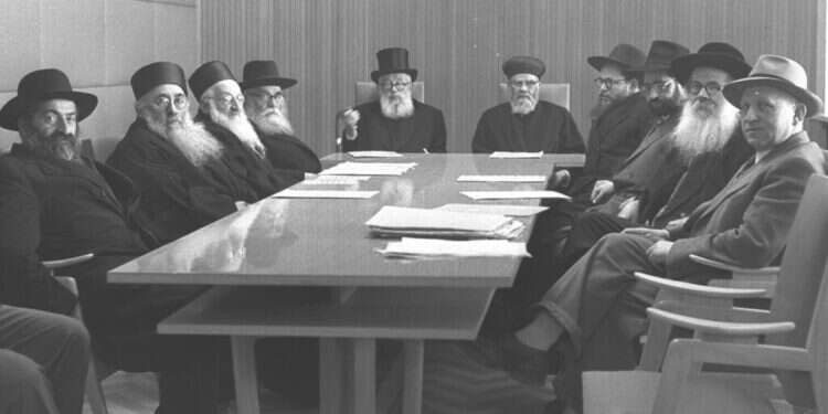 הרבנים הראשיים יצחק הרצוג ויצחק ניסים יושבים בראש מועצת הרבנות הראשית, 1959. צילום: משה פרידן, לע הרבנים הראשיים יצחק הרצוג ויצחק ניסים יושבים בראש מועצת הרבנות הראשית, 1959. צילום: משה פרידן, לע"מ