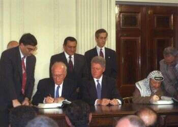 שלום עם אויבים. רבין, קלינטון וערפאת חותמים על הסכמי אוסלו, 1993. צילום: אבי אוחיון, לע"מ