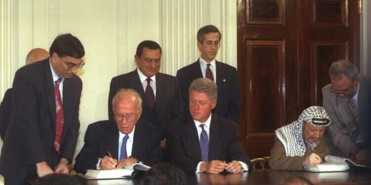 שלום עם אויבים. רבין, קלינטון וערפאת חותמים על הסכמי אוסלו, 1993. צילום: אבי אוחיון, לע"מ