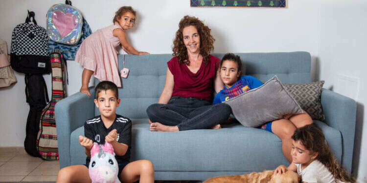 משפחת טחן, קיבוץ העוגן. צילום: אביטל הירש משפחת טחן, קיבוץ העוגן. צילום: אביטל הירש