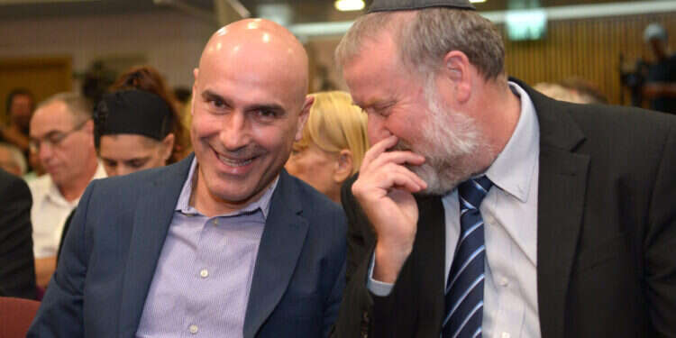 אביחי מנדלבליט ואפי נוה. צילום: פלאש 90 "יש לפתוח בחקירה פלילית": הקלטות נווה-מנדלבליט חשפו את הקומבינות מאחורי מינוי היועמ"ש