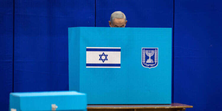 נתניהו בקלפי, 2022. צילום: אוליבר פיטוסי - פלאש 90 נתניהו בקלפי, 2022. צילום: אוליבר פיטוסי - פלאש 90