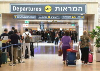 Passengers at Ben Gurion International Airport, June 06, 2022. Photo by Gili Yaari/Flash90 *** Local Caption *** נמל התעופה בן גוריון שדה תעופה נמל תעופה נתבג נתב"ג נוסעים מטיילים טיסה טיסות חופשה נופש תיירוות תיירים המראות נחיתות עיכובים עומסים