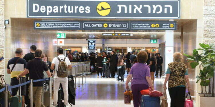 Passengers at Ben Gurion International Airport, June 06, 2022. Photo by Gili Yaari/Flash90 *** Local Caption *** נמל התעופה בן גוריון שדה תעופה נמל תעופה נתבג נתב"ג נוסעים מטיילים טיסה טיסות חופשה נופש תיירוות תיירים המראות נחיתות עיכובים עומסים