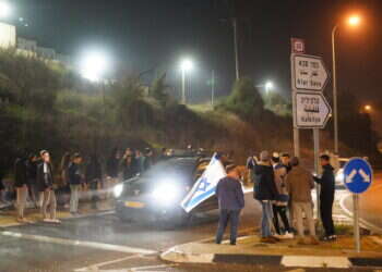 תושבי השומרון מפגינים ליד קדומים בקריאה לממשלה לטיפול בפיגועי הטרור ויצירת ביטחון. למצולמים אין קשר לכתבה. צילום: הלל מאיר, פלאש 90 "לא רוצים לחיות בנס": בעקבות הפיגועים – תושבי יו"ש יפגינו בצמתים