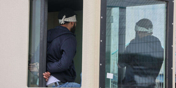 מעצר שוהים בלתי חוקיים. אילוסטרציה. צילום: יהונתן שאול / פלאש 90 סרט צהוב, כיפה ודגל: שב"חים התחפשו לישראלים וניסו לחדור לארץ