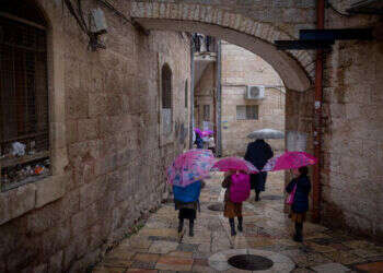 גשם ברחובות תל אביב. צילום: יהושע יוסף - פלאש 90