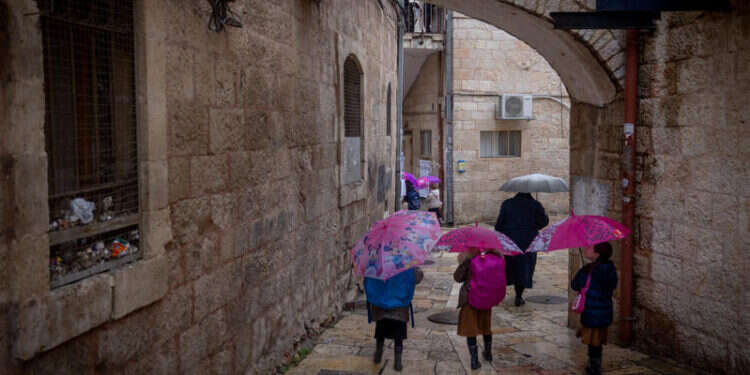 גשם ברחובות תל אביב. צילום: יהושע יוסף - פלאש 90