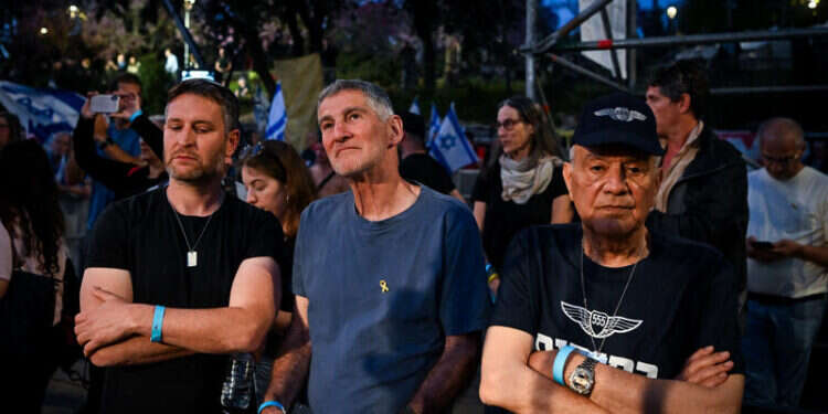 דן חלוץ ויאיר גולן באחת ההפגנות. צילום: אריה לייב אברמס, פלאש 90