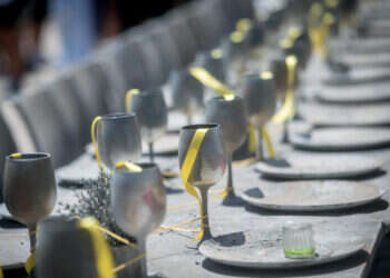 שולחן חג בכיכר החטופים. צילום: מרים אלסטר - פלאש 90