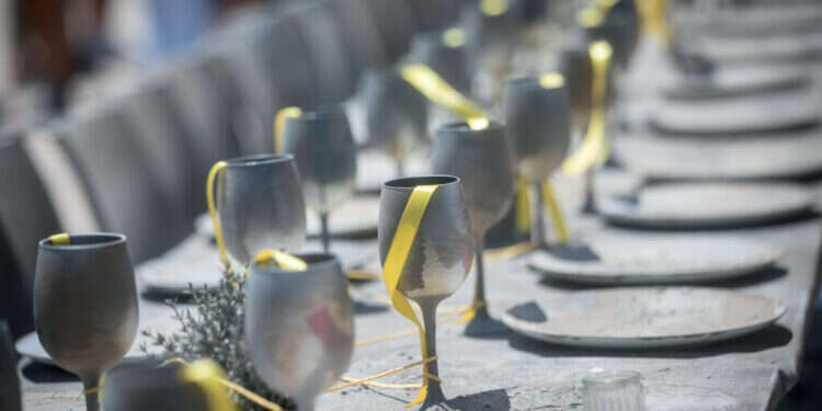 שולחן חג בכיכר החטופים. צילום: מרים אלסטר - פלאש 90 שולחן חג בכיכר החטופים. צילום: מרים אלסטר - פלאש 90