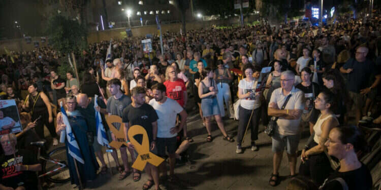 עצרת בכיכר החטופים. צילום: מרים אלסטר, פלאש 90 הפער בין החדשות למציאות: החובה שלנו לחטופים היא לא להתפלג בתוכנו