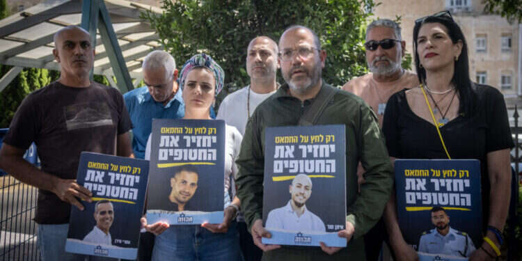 משפחות חטופים לאחר פגישה עם ראש הממשלה. צילום: חיים גולדברג, פלאש 90