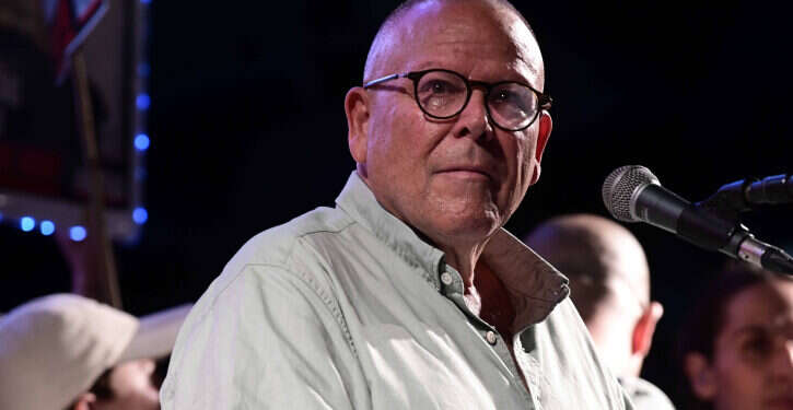 ארנון בר דוד בהפגנה בקפלן, אתמול. צילום: תומר נויברג, פלאש 90 העובדים זועמים על ההסתדרות – ועוברים למתחרים: "ביי ארנון בר דוד"