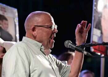 ארנון בר־דוד בהפגנה למען החטופים בסוף השבוע. צילום: תומר נויברג, פלאש 90