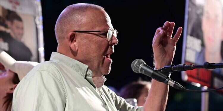 ארנון בר־דוד בהפגנה למען החטופים בסוף השבוע. צילום: תומר נויברג, פלאש 90 ארנון בר־דוד בהפגנה למען החטופים בסוף השבוע. צילום: תומר נויברג, פלאש 90