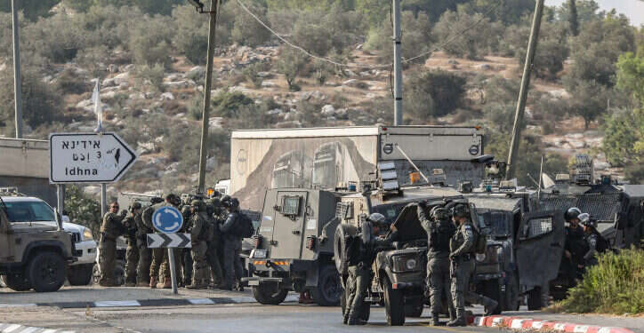 זירת הפיגוע במחסום תרקומיא שבו נרצחו שלושת השוטרים. צילום: Wisam Hashlamoun,  Flash90 זירת הפיגוע במחסום תרקומיא שבו נרצחו שלושת השוטרים. צילום: Wisam Hashlamoun, Flash90