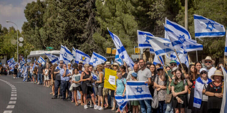 תושבי ירושלים מלווים את הירש ז תושבי ירושלים מלווים את הירש בדרכו האחרונה. צילום: חיים גולדברג, פלאש 90