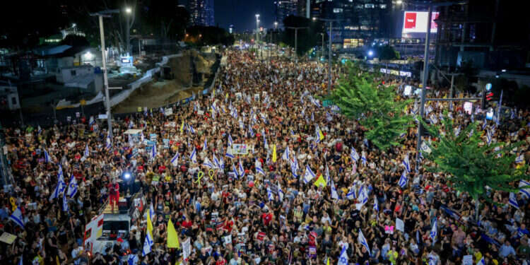 הפגנה בתל־אביב בעד עסקת חטופים. צילום: איתי רון, פלאש 90 הפגנה בתל־אביב בעד עסקת חטופים, ביום שני. צילום: איתי רון, פלאש 90