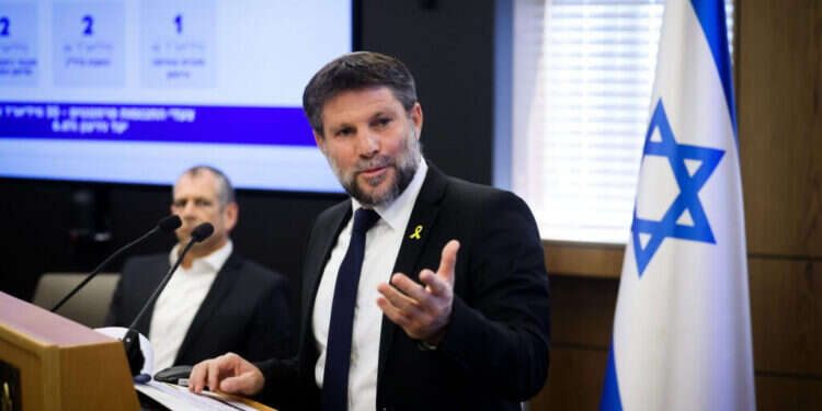 שר האוצר בצלאל סמוטריץ' במסיבת העיתונאים, היום. צילום: Chaim Goldberg/Flash90 סמוטריץ' הציג את לוח הזמנים לתקציב 2025: "המלחמה היקרה בתולדות ישראל"