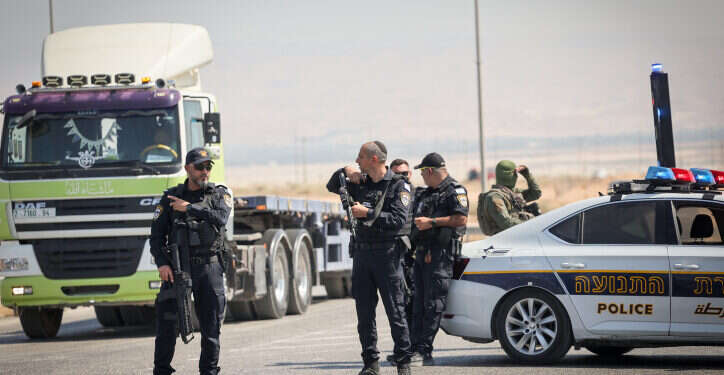 זירת הפיגוע במעבר אלנבי. צילום: יונתן זינדל, פלאש 90 הפיגוע במעבר אלנבי: אזרח ירדני רצח 3 ישראלים. המעברים לירדן נסגרו