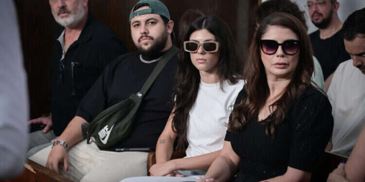 נועה גולדנברג בבית המשפט, לאחר מעצרה בעקבות השלכת הבוץ על בן גביר. אבשלום ששוני, פלאש 90 נועה גולדנברג בית משפט בן גביר