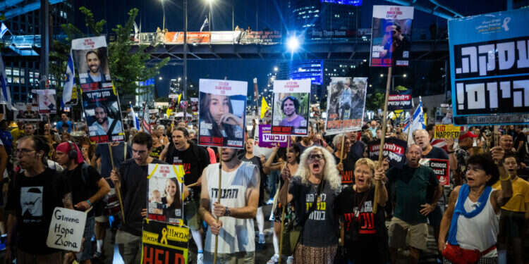 הפגנה למען עסקת חטופים בתל־אביב. צילום: יונתן זינדל, פלאש 90 הפגנה למען עסקת חטופים בתל־אביב, השבוע. צילום: יונתן זינדל, פלאש 90