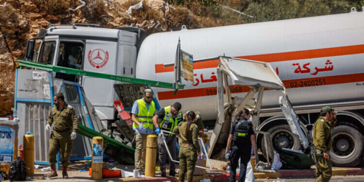 זירת הדריסה בגבעת אסף. צילום: Chaim Goldberg/Flash90 ראש מועצת בית אל: "צו 8 ליו"ש עכשיו – להכניס 3 חטיבות ולגדוע את הטרור"