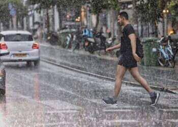 גשם ברחובות תל אביב. צילום: יהושע יוסף - פלאש 90 גשם ברחובות תל אביב. צילום: יהושע יוסף - פלאש 90