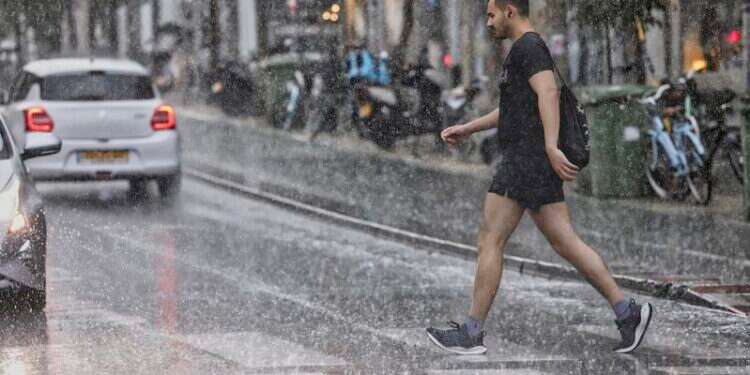 גשם ברחובות תל אביב. צילום: יהושע יוסף - פלאש 90 גשם ברחובות תל אביב. צילום: יהושע יוסף - פלאש 90