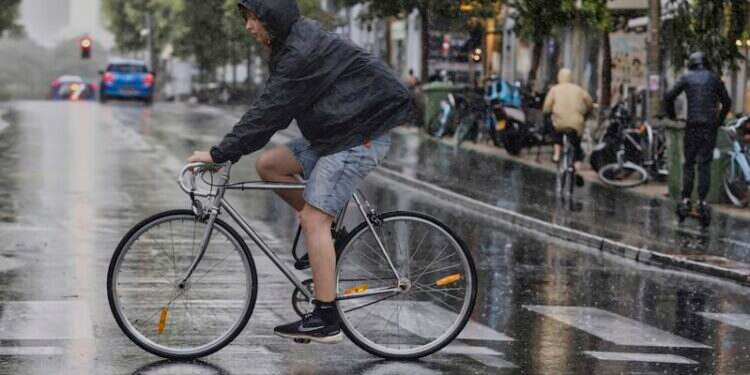 גשמים בתל אביב. צילום: יהושע יוסף - פלאש 90
