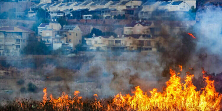 שריפה ליד קריית־שמונה. צילום: אייל מרגולין, פלאש 90 שריפה ליד קריית־שמונה, שלשום. צילום: אייל מרגולין, פלאש 90