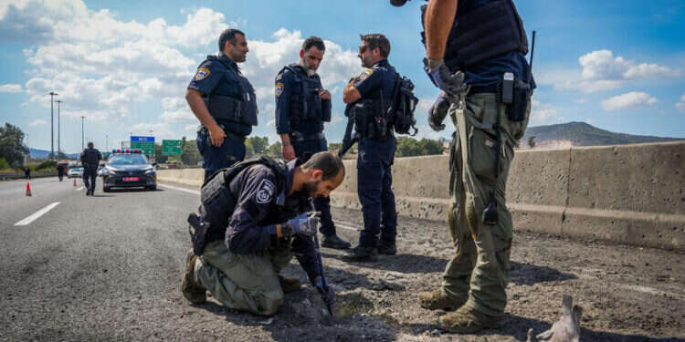 פגיעת רקטה של חיזבאללה סמוך לצומת גולני. צילום: אייל מרגולין, פלאש 90