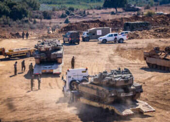 חיילם בגבול הצפון ממתינים לכניסה קרקעית, צילום: דוד כהן, פלאש 90  חיילים בשטחי כינוס בגבול הצפון