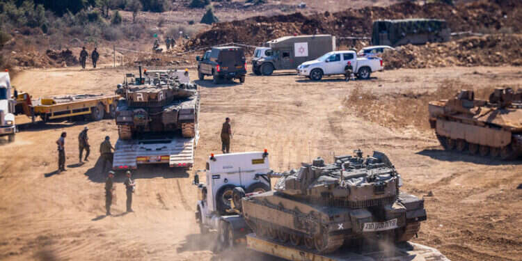 חיילם בגבול הצפון ממתינים לכניסה קרקעית, צילום: דוד כהן, פלאש 90  חיילים בשטחי כינוס בגבול הצפון