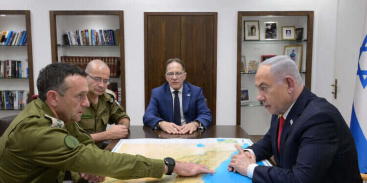 ראש הממשלה בנימין נתניהו עם הרמטכ עיכוב המינויים כרמז: הגיע הזמן שהרמטכ"ל יניח את המפתחות