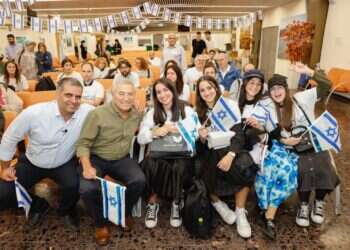 שר העלייה והקליטה ויו״ר הסוכנות היהודית עם עולים שהגיעו מצרפת בסוף אוקטובר 2023, מייד אחרי שפרצה המלחמה צילום: גיא יחיאלי