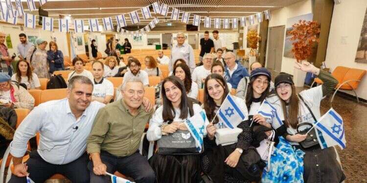 שר העלייה והקליטה ויו״ר הסוכנות היהודית עם עולים שהגיעו מצרפת בסוף אוקטובר 2023, מיד אחרי שפרצה המלחמה
צילום: גיא יחיאלי עבור הסוכנות היהודית שר העלייה והקליטה ויו״ר הסוכנות היהודית עם עולים שהגיעו מצרפת בסוף אוקטובר 2023, מייד אחרי שפרצה המלחמה צילום: גיא יחיאלי