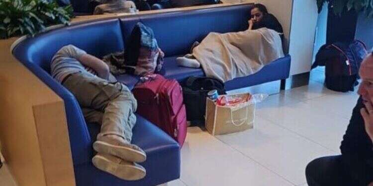 ישראלים תקועים בנמל התעופה של קישינב, צילום: יחזקאל לוי