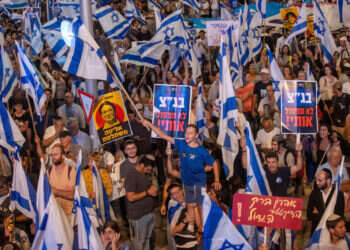 "פוסטים וסרטונים לא עוזרים לשנות מגמות. רק מסות של אנשים". הפגנת הימין בעד הרפורמה המשפטית, ספטמבר 2023. צילום: אורן בן־חקון