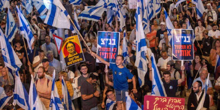 "פוסטים וסרטונים לא עוזרים לשנות מגמות. רק מסות של אנשים". הפגנת הימין בעד הרפורמה המשפטית, ספטמבר 2023. צילום: אורן בן־חקון