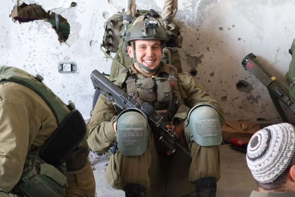 "יש תחושה של שליחות, ובמלחמה פי כמה וכמה". ארי בעזה במהלך הלחימה. צילום: באדיבות המצולם