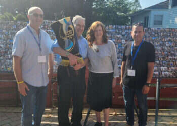 "עמו אנכי בצרה". מימין: רבש"ץ עלומים אייל ריין, פראן ומילטון פייפר ודוד בר מניצולי הטבח. צילום: משפחת פייפר