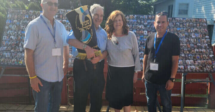 "עמו אנכי בצרה". מימין: רבש"ץ עלומים אייל ריין, פראן ומילטון פייפר ודוד בר מניצולי הטבח. צילום: משפחת פייפר