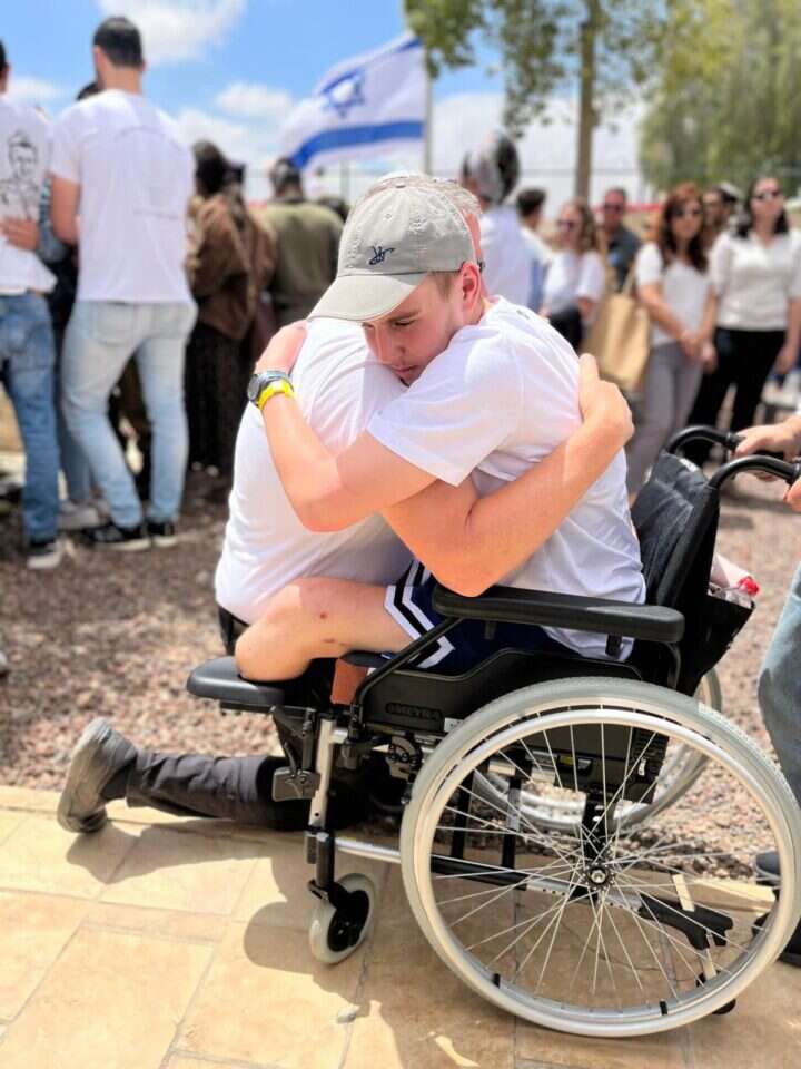 "אני לא גיבור, יצא שנפצעתי". ארי עם רמי אביו של סרן איתי סייף ז"ל ביום הזיכרון. צילום: איתן ברויאר