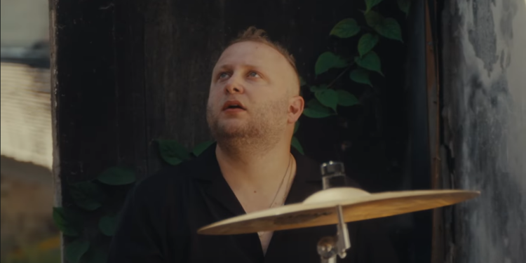 להקת פולקעס בשיר כנפי רוח. צילום מסך מיוטיוב כנפי רוח: ברי סחרוף ואחיו של יותם חיים בסינגל למילותיו של הרב קוק