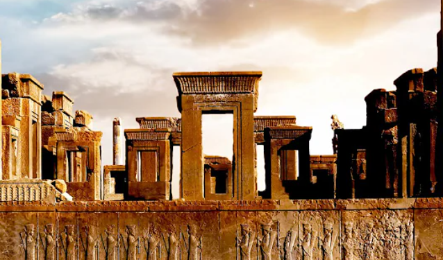 העתק של עתיקות פרספוליס. צילום מסך מיוטיוב אוכלי האבן שמסכנים את העתיקות באיראן