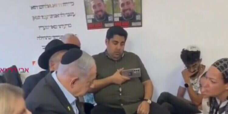 נתניהו בניחום אבלים בבית משפחת דנינו. צילום: אבי רבינא נתניהו בניחום אבלים בבית משפחת דנינו. צילום: אבי רבינא