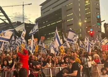 "היום מתחילה המהפכה": אלפים בת"א חוסמים את איילון ומפגינים מול הקריה