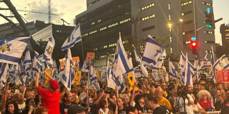 "היום מתחילה המהפכה": אלפים בת"א חוסמים את איילון ומפגינים מול הקריה